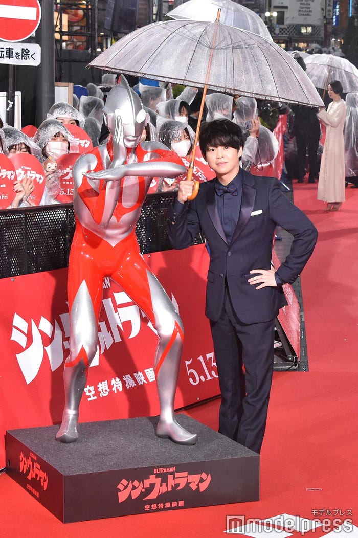 ウルトラマンと相合い傘の有岡大貴(C)モデルプレス