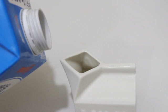 ミルクピッチャー牛乳パック型　ミルク注入