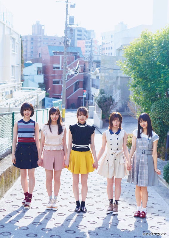 (左から)松田好花、河田陽菜、高本彩花、東村芽依、上村ひなの(C)岡本武志 /ヤングマガジン