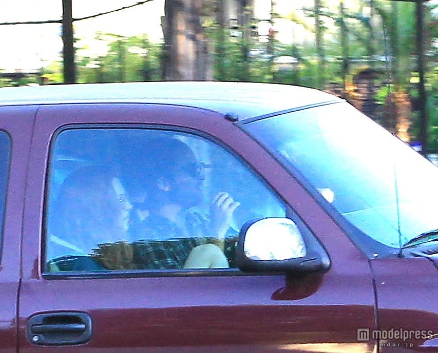 ライリー・キーオを助手席に乗せているロブ。x17online.com / Zeta Image 