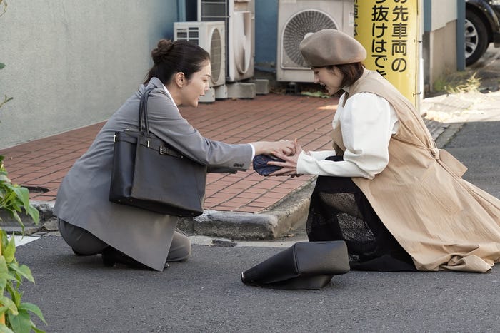 田中道子、若月佑美 (C)日本テレビ