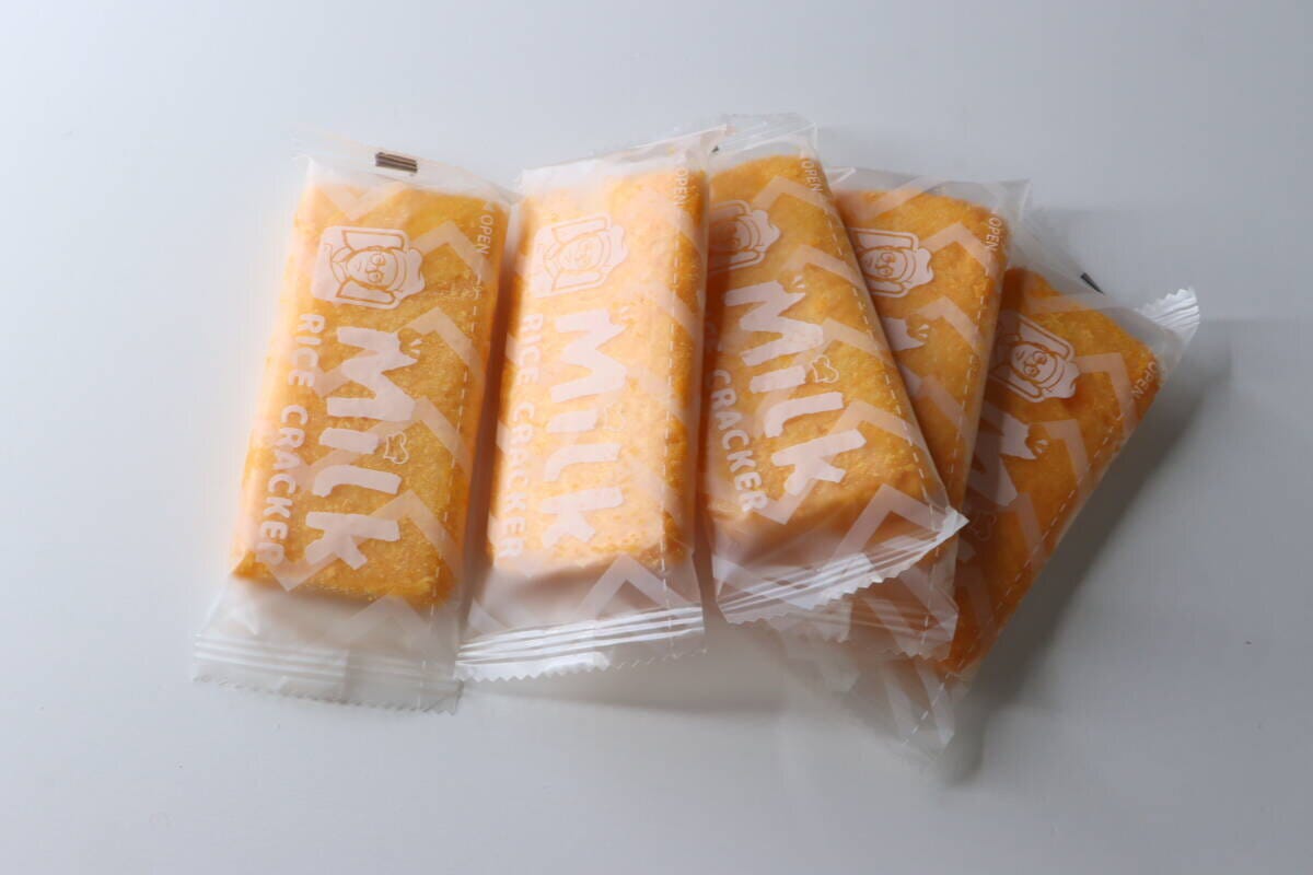 透明な個包装に入ったチーズ味ライスクラッカーが5つ並んでいる