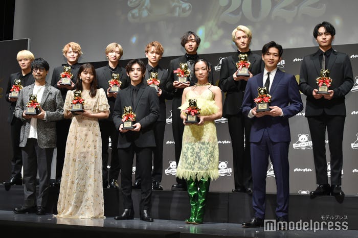 (後列)Travis Japan/左から:松倉海斗、吉澤閑也、七五三掛龍也、宮近海斗、中村海人、川島如恵留、松田元太(前列左から)小島秀夫、上白石萌歌、山田涼介、Awich、松下洸平(C)モデルプレス