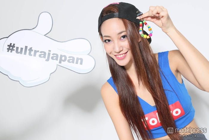 自分の好きなカラフルビーズやアルファベットビーズを順番に通す