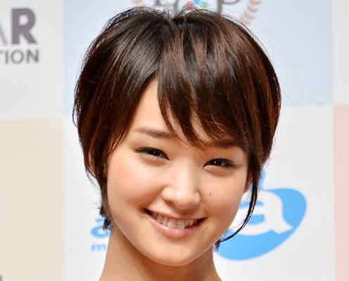 剛力彩芽、ミニドレスで美脚アピール CM女王連覇に意欲?