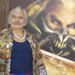 『マッドマックス』イモータン・ジョー役俳優死去 シャーリーズ・セロンが追悼