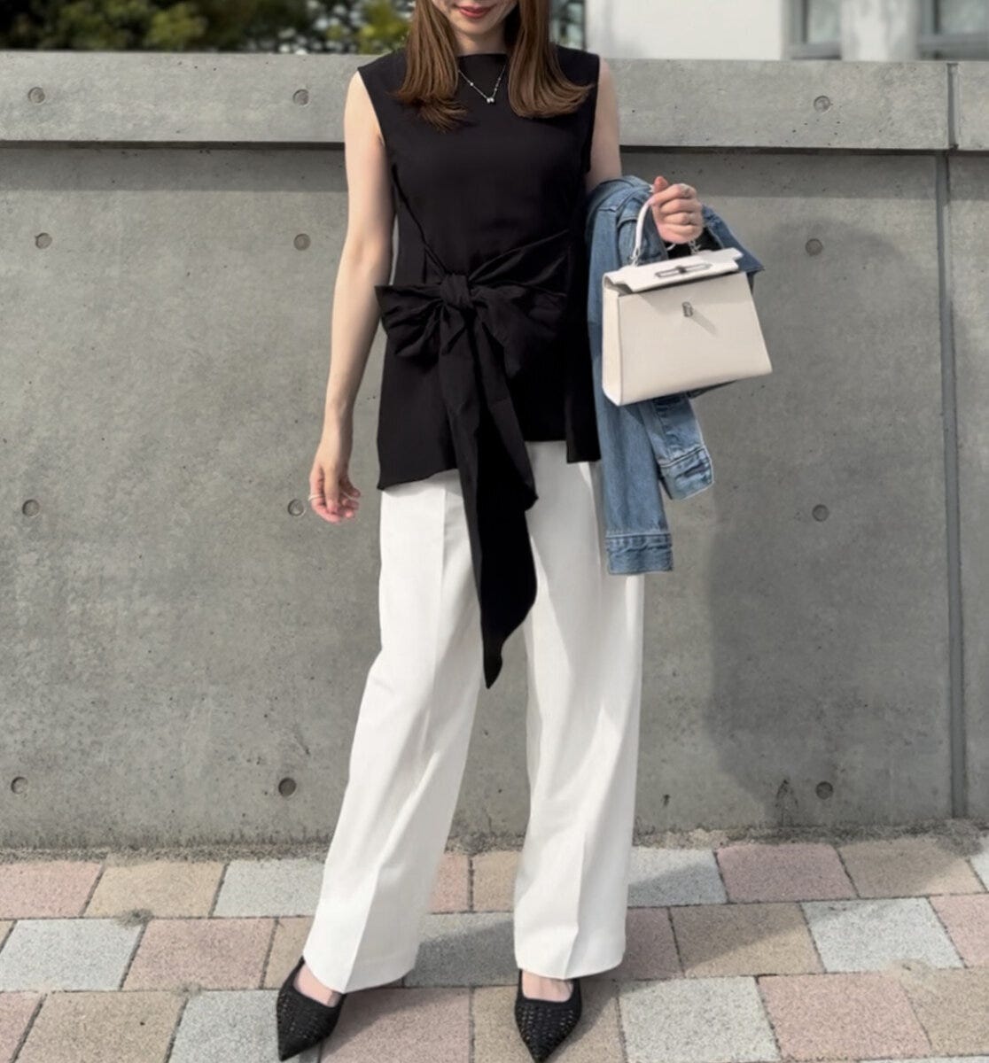 coca 2wayリボントップス coca 2wayリボントップス 前リボン×ホワイトパンツのモノトーンコーデ(正面)