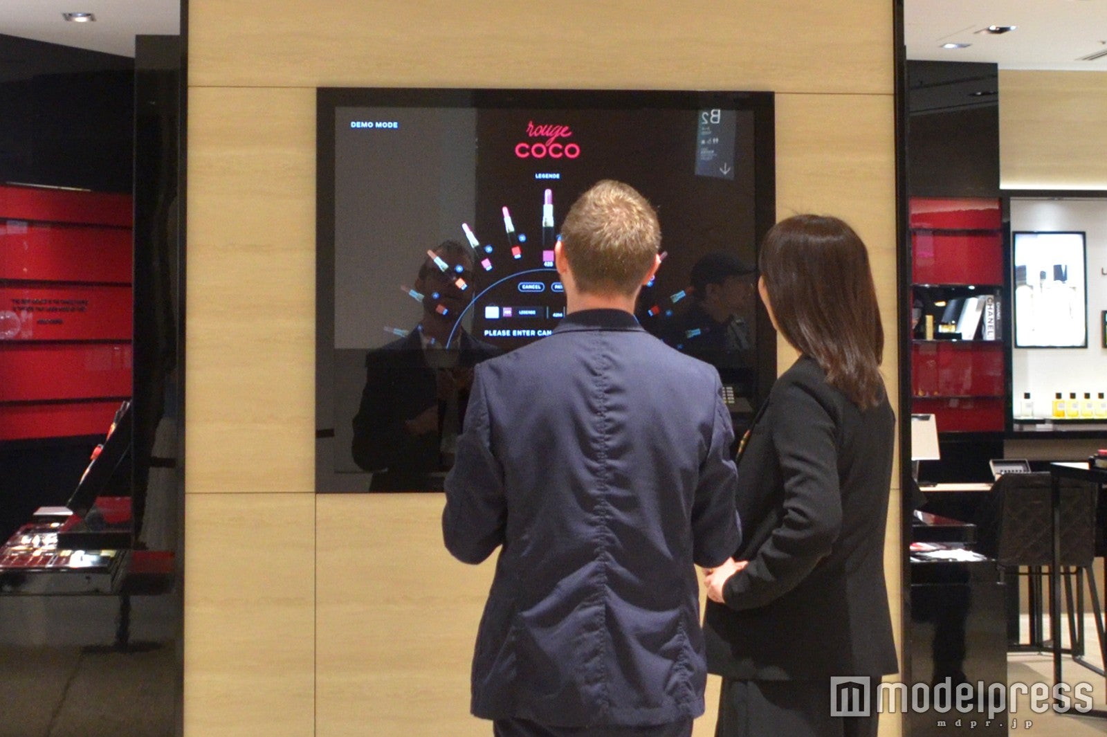 リップスティックの自動販売機（C）モデルプレス