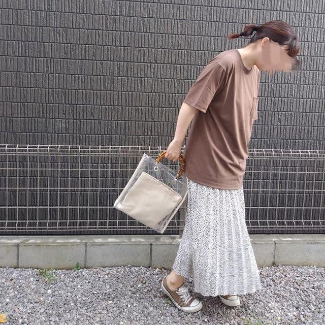 抱っこひもママのポイントは カジュアルトップス スニーカーで作るおしゃれスタイル モデルプレス 抱っこひもママのポイントは カジュアルトップス スニーカーで作るおしゃれスタイル モデルプレス