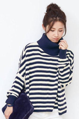 バルキーラーベンボーダーポンチョ風ニット「Pierrot」2,990円（税込）／画像提供：Pierrot