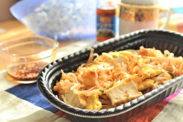 成城石井「具だくさん海老パッタイ」を置いた食卓