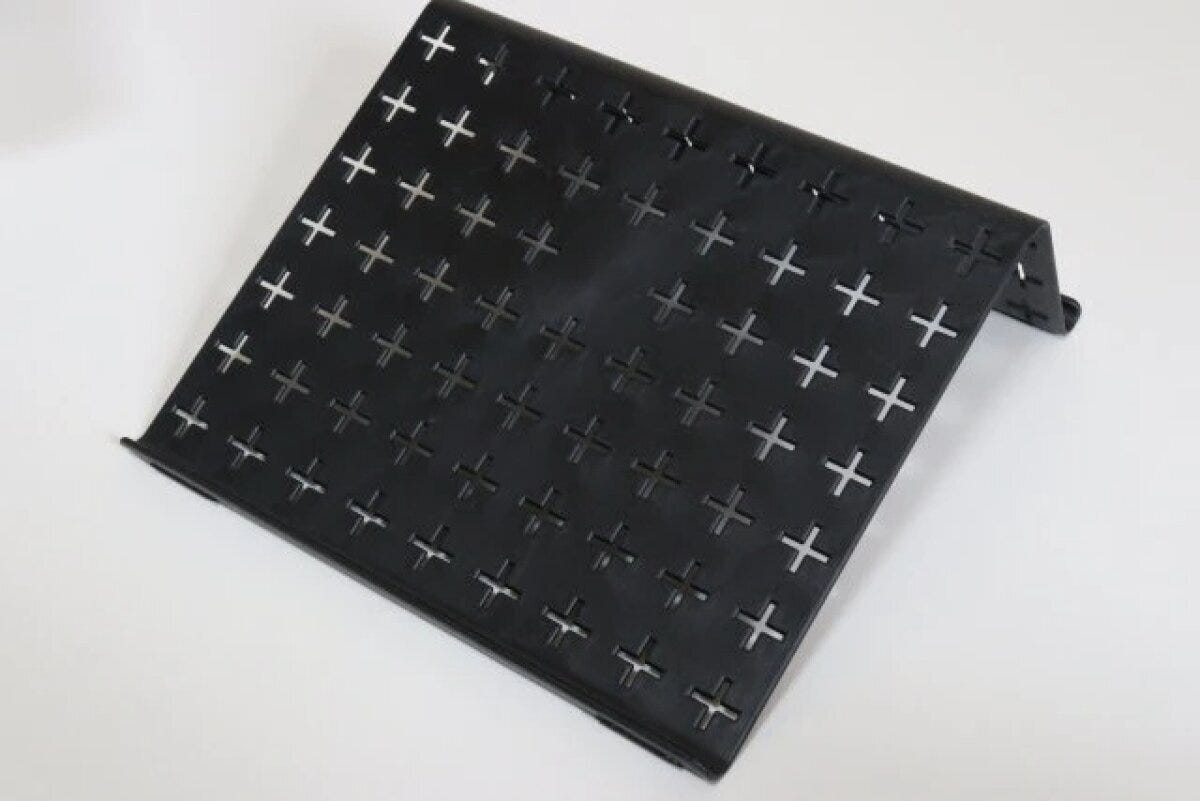 黒いプラス穴が開いたタブレットスタンド本体