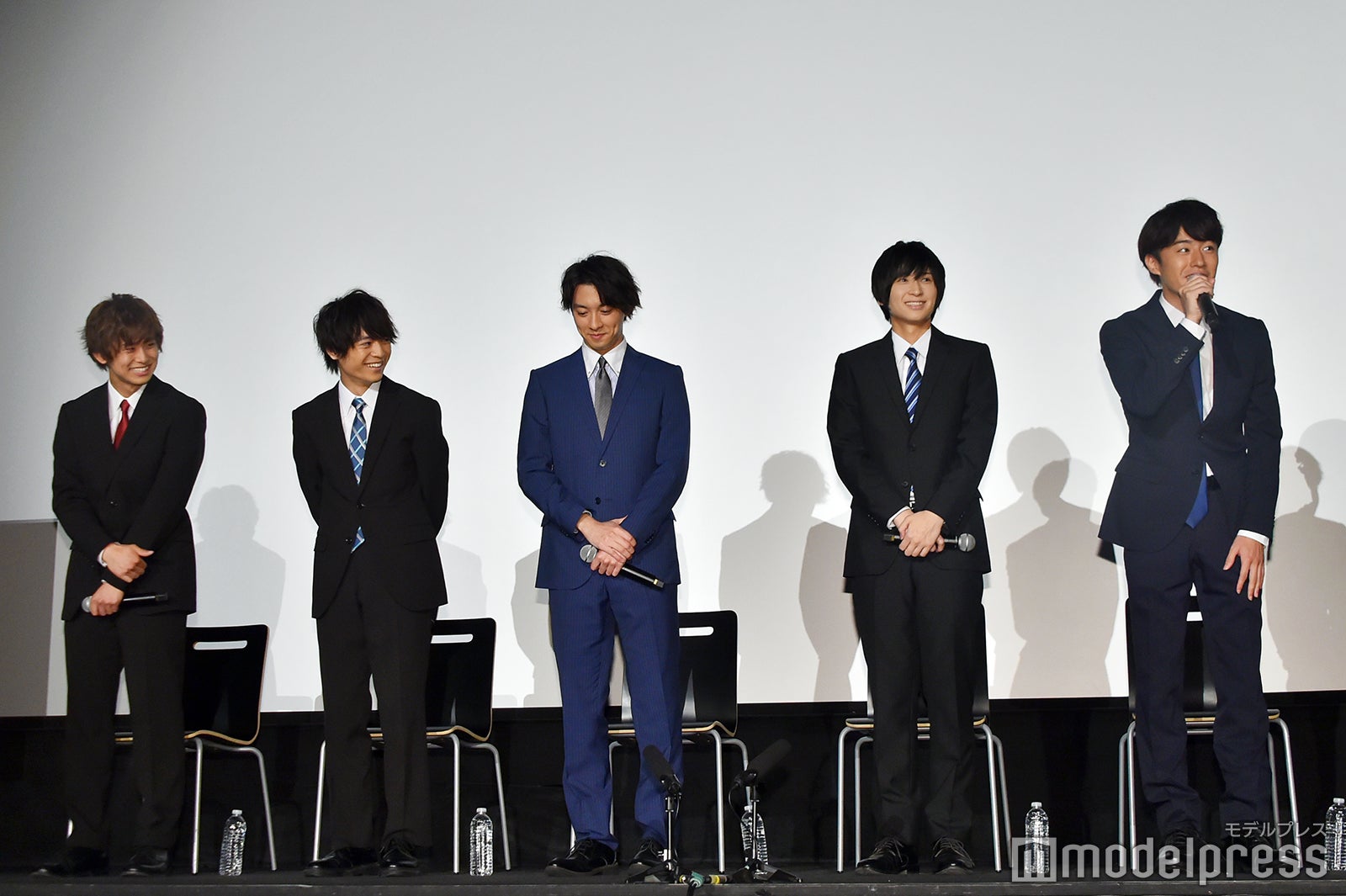 冒頭で「今日はお腹がゆるいので声が小さくなってしまう…」と告白した富田健太郎（右）を心配しながらも思わず笑ってしまう正木郁＆溝口琢矢（左） （C）モデルプレス