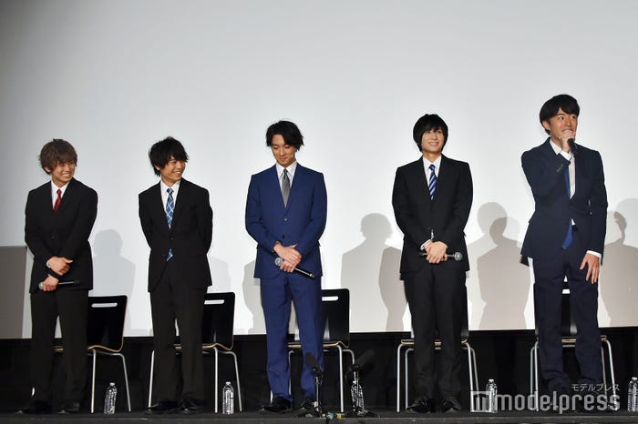 冒頭で「今日はお腹がゆるいので声が小さくなってしまう…」と告白した富田健太郎(右)を心配しながらも思わず笑ってしまう正木郁&溝口琢矢(左) (C)モデルプレス