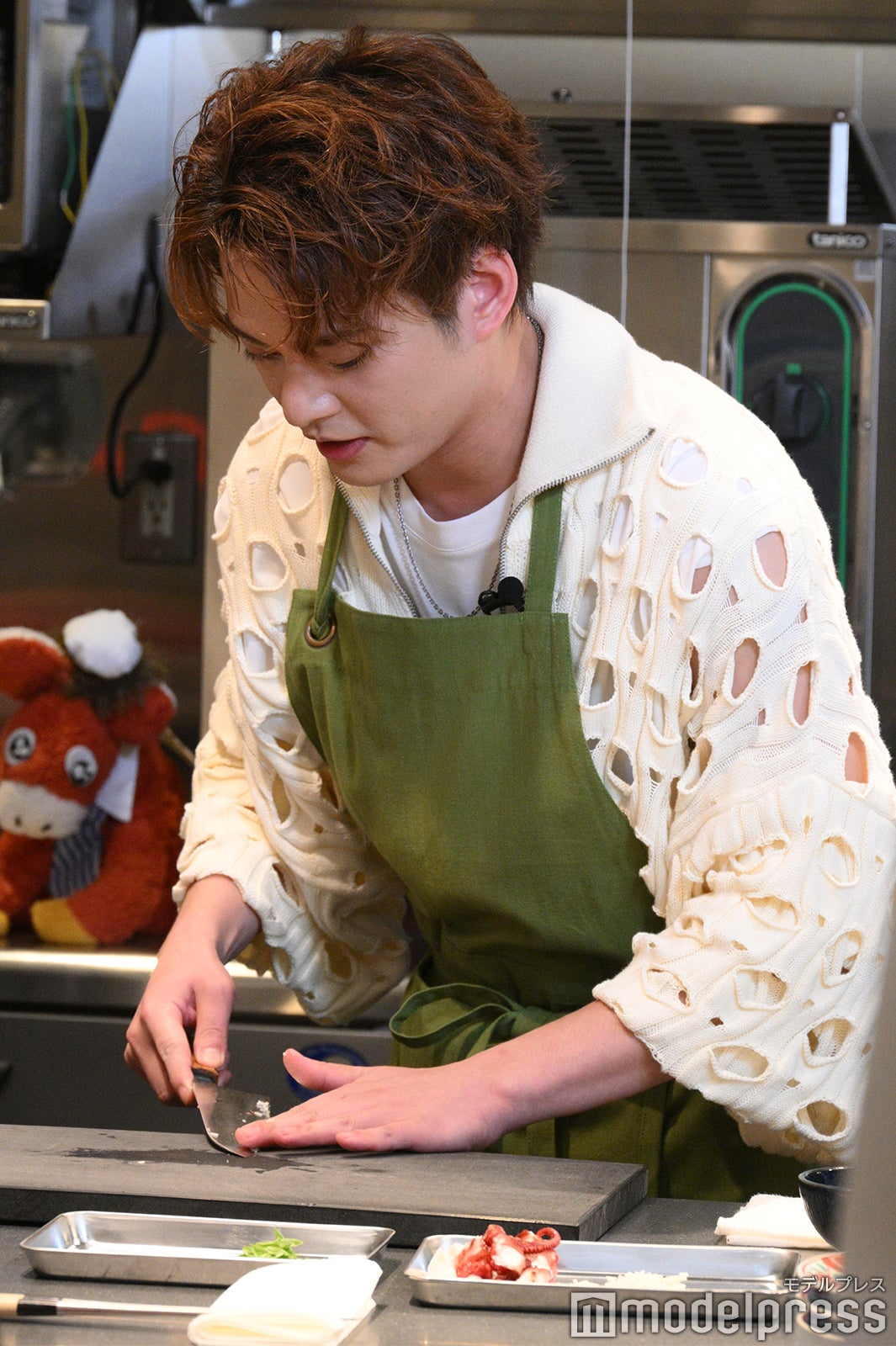 見事な包丁さばきを披露した中山優馬（C）モデルプレス