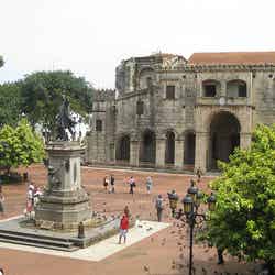 旧市街の中心部にはコロンブスの像が/Parque Colón From Above by puroticorico