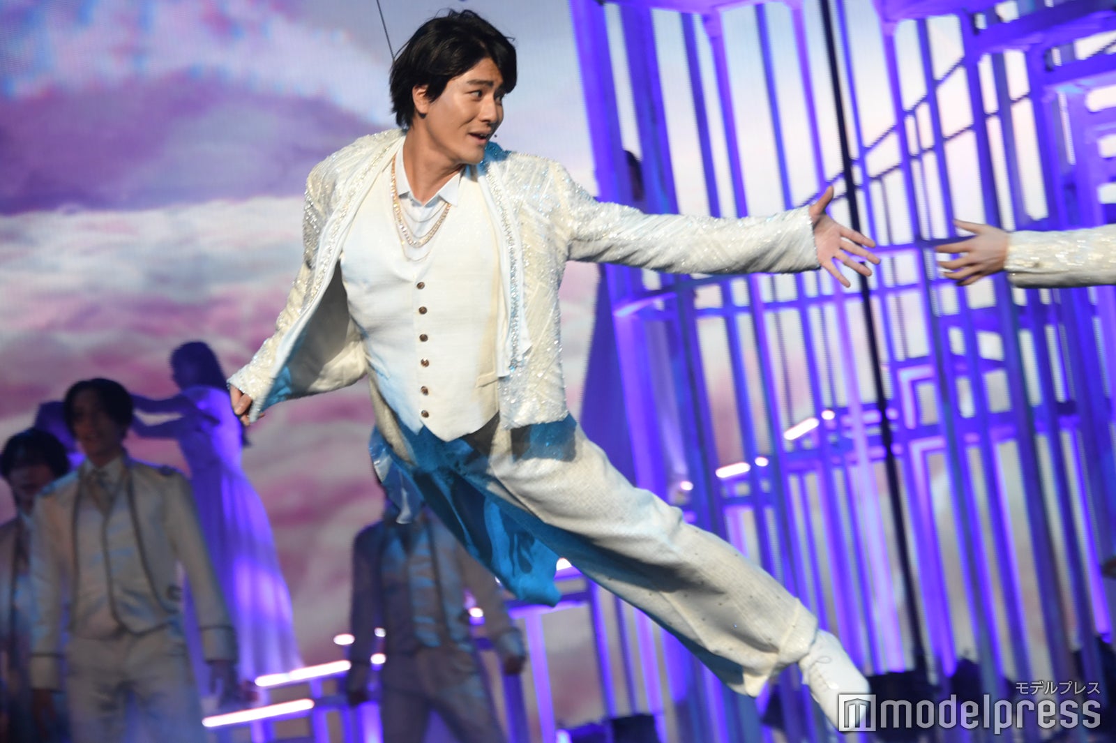 フライングで渡辺翔太と手を取り合う森本慎太郎／ゲネプロより（C）モデルプレス