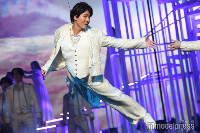 フライングで渡辺翔太と手を取り合う森本慎太郎/ゲネプロより(C)モデルプレス