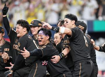 阪神・佐藤輝「最高の結果」29号ソロ！キングに並んだ3冠 森下とデッドヒート「もちろん勝つ」