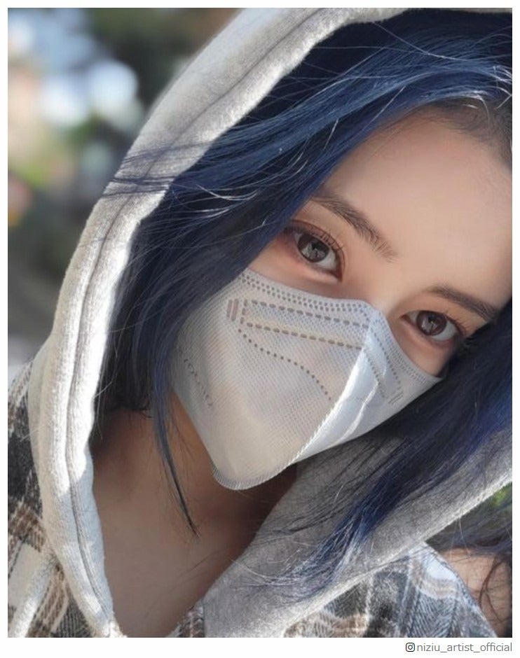 NiziUリマ、青髪姿の自撮りショット公開「イケメン」「目力すごい」と絶賛の声