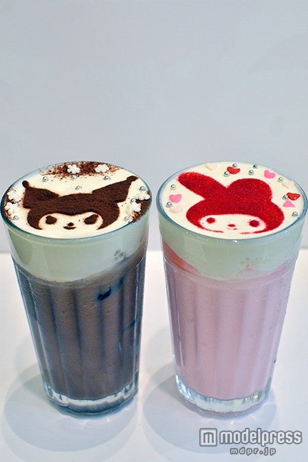 （右から）「マイメロディの森のストロベリースムージー」680円、「クロミのブラックだけど甘いココア」600円