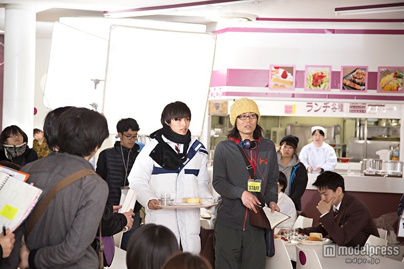 寒さの厳しい季節、撮影以外の時間はベンチコートを着用（C）2015 映画「ヒロイン失格」製作委員会