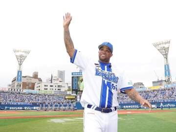 「本当にさみしいです」DeNA 電撃引退ビシエドが2軍選手ともお別れ 関根が集合写真投稿で反響「リスペクトが伝わります」