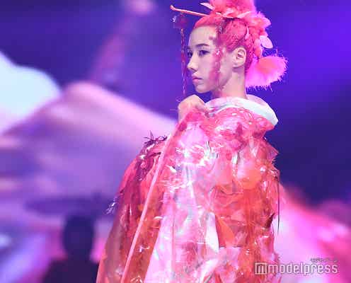 仲里依紗、ピンク髪で“ド派手花魁”迫力ステージ「神コレ」トリ飾る<神コレ2019S/S>