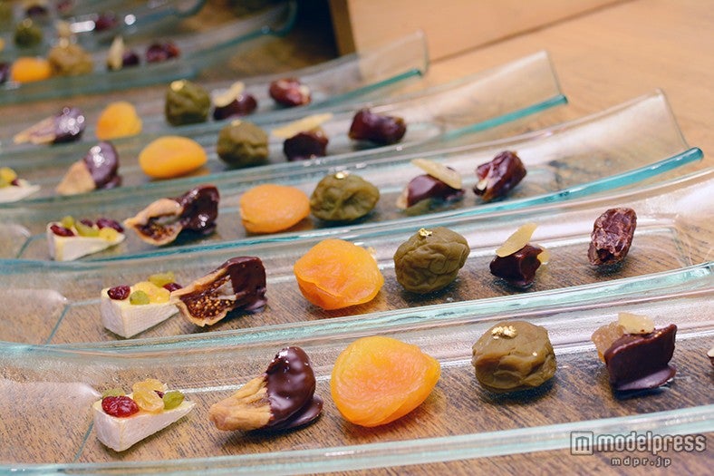 いちじく、あんず、デーツ、レーズン、ジンジャー、梅酒の実を宝石のように盛りつけた「ドライフルーツの宝石仕立て」￥1，000（税抜）