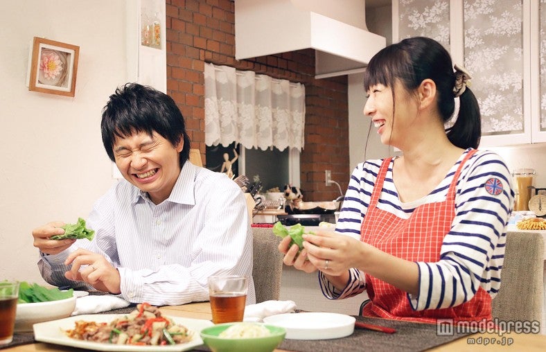 オードリー若林正恭と酒井若菜／テレビ東京系ドラマ「終電ごはん」のワンカットより