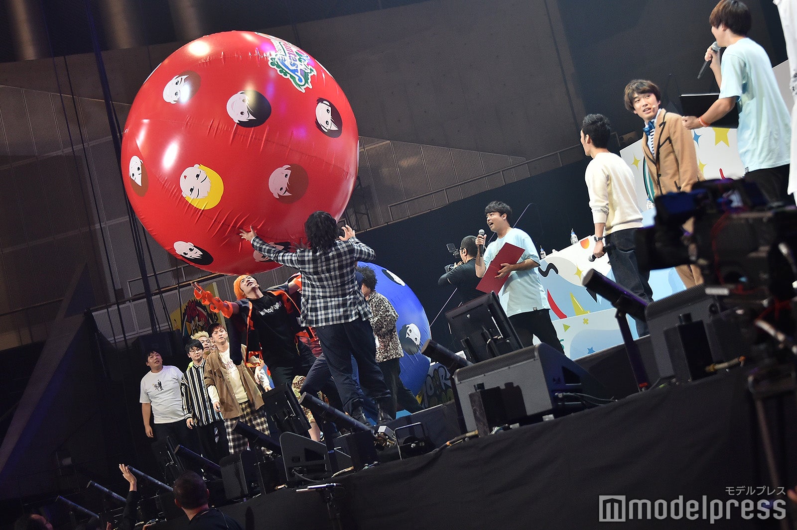 大玉転がしの様子 （C）モデルプレス