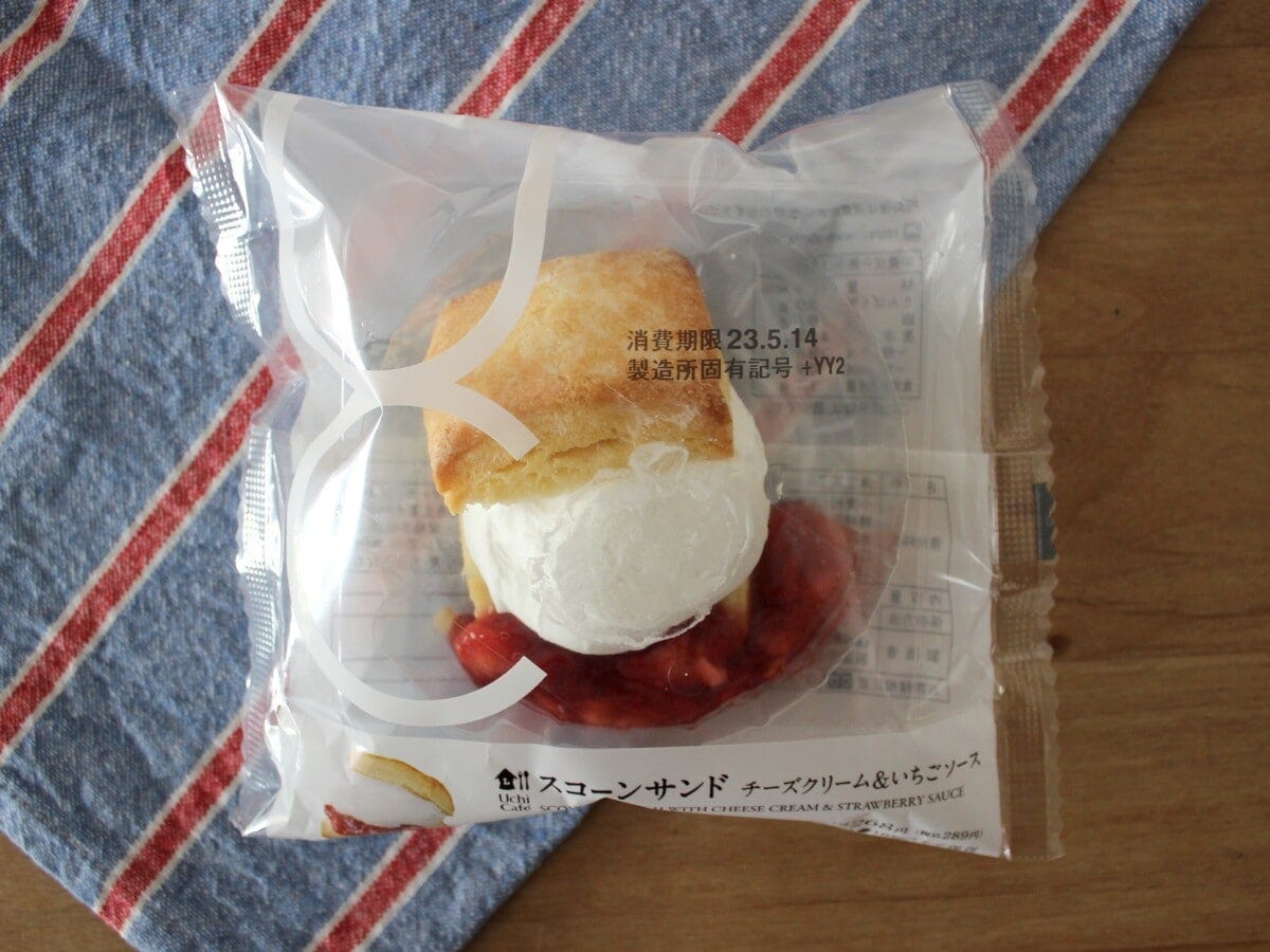 白いチーズクリームと、真っ赤ないちごソースのコントラストが鮮やか!