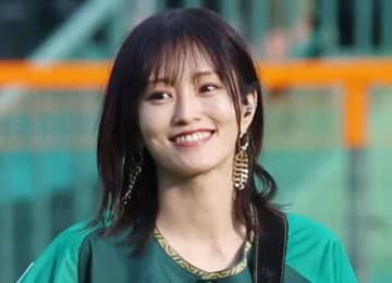 「布足りてない！」山本彩 ギリ前開けたコーデに反響「惚れてまうやろー」「ほんま完璧」