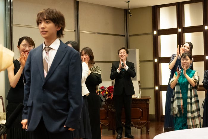 椿泰我がエキストラとして参加したシーン(C)「三人夫婦」製作委員会