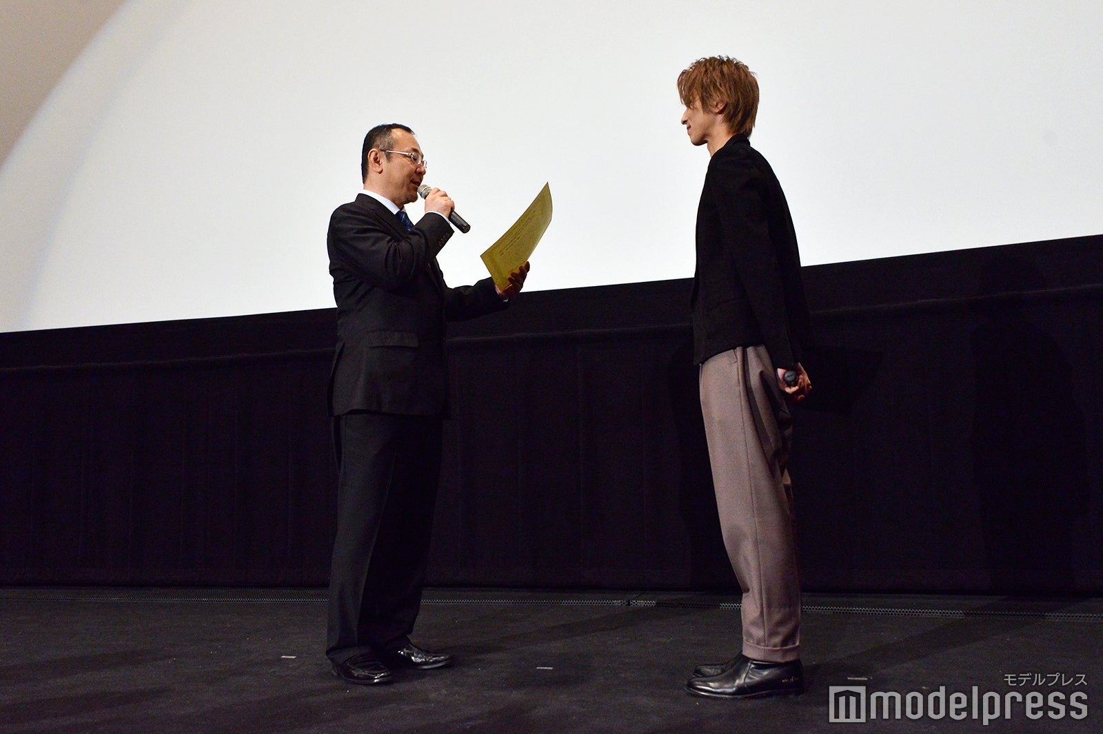 川村泰祐監督から表彰された横浜流星（C）モデルプレス