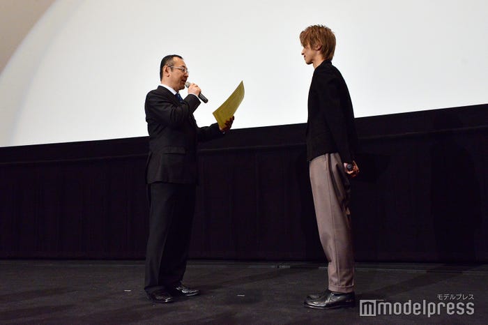 川村泰祐監督から表彰された横浜流星(C)モデルプレス