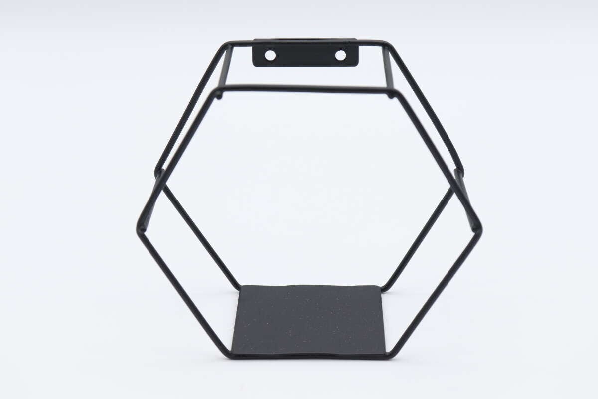 ダイソーのアイアン壁掛けインテリア収納（六角形）1