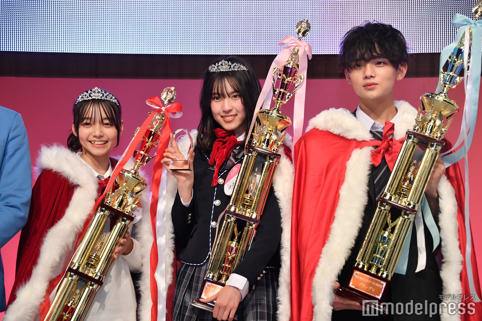 「JCミスコン2022」GP・りあんさん、「女子高生ミスコン2022」GP・はるちさん、「男子高生ミスターコン2022」GP・船山恭兵くん（C）モデルプレス