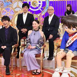 （前列左から）山崎育三郎、河北麻友子、コナンくん（C）日本テレビ