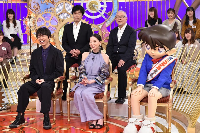 (前列左から)山崎育三郎、河北麻友子、コナンくん(C)日本テレビ