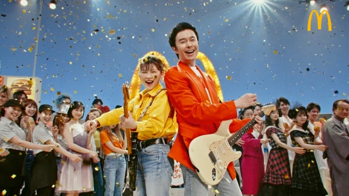 伊藤沙莉、長谷川博己「いまだけダブチ『いまだけダブチ』」篇より(提供写真)