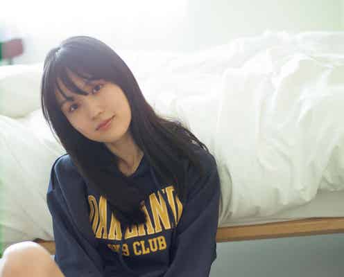 乃木坂46賀喜遥香、“彼女感”あふれるパーカー姿で美脚披露「TRIANGLE magazine」先行カット公開