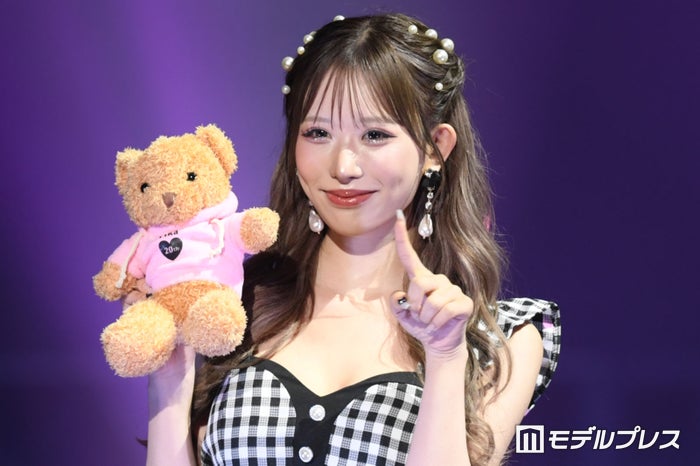 伊藤桃々、ミニワンピから美脚スラリ キュートな決め顔披露【沖縄コレクション2024】