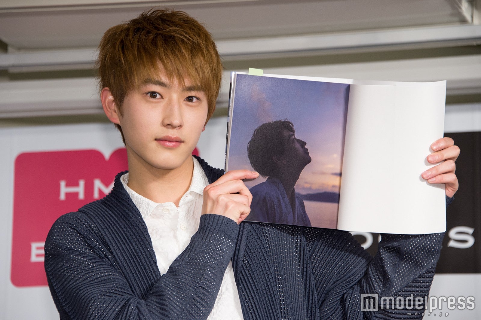 お気に入りショットを見せる杉野遥亮（C）モデルプレス