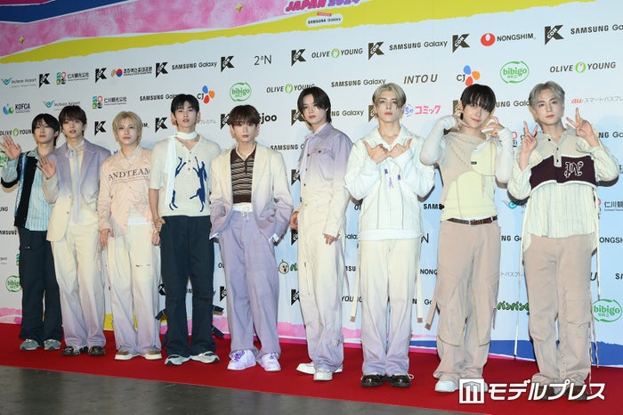 &TEAM「KCON STAGE」直後にレッドカーペット駆けつける 流暢な韓国語にMC驚き【KCON JAPAN 2024／レッドカーペット】