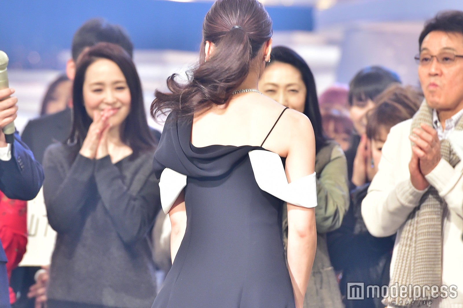 出演陣から拍手される有村架純 （C）モデルプレス