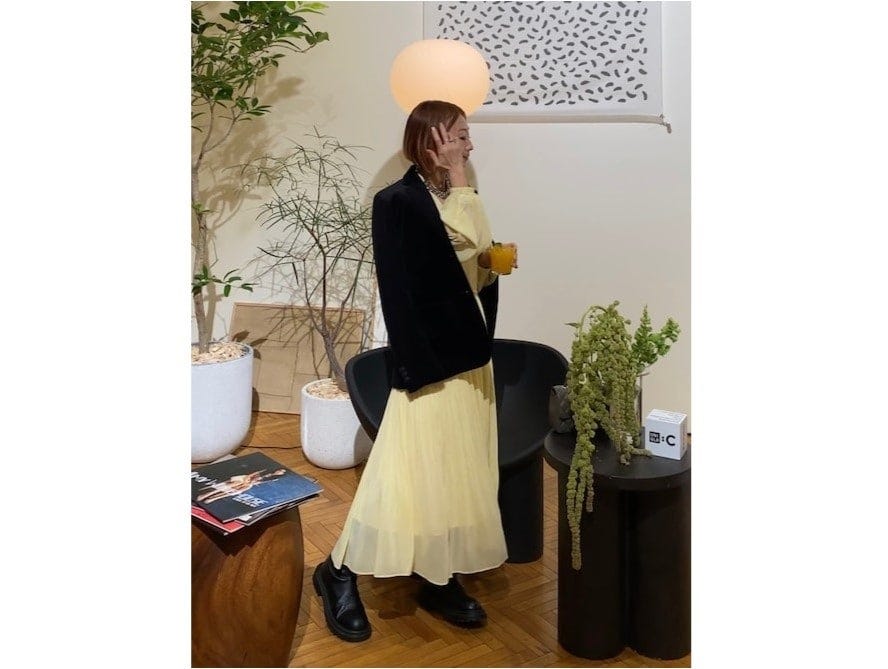 シフォン素材のワンピースは「ユニクロ：シー」のアイコン的アイテム　出典：WEAR