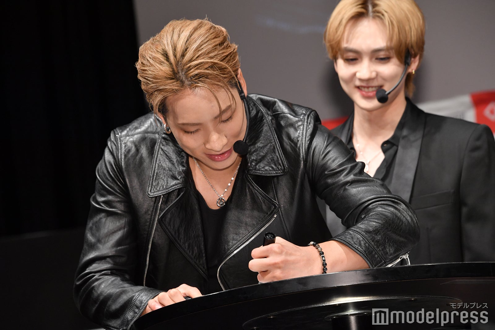 ポスターにサインする陣（C）モデルプレス