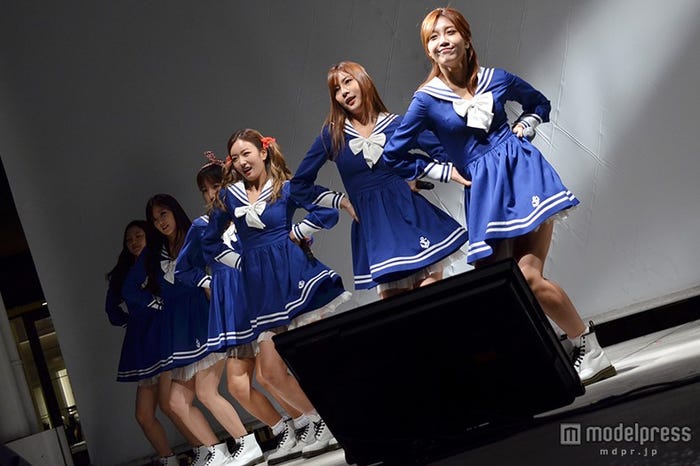 キュートなミニスカでパフォーマンス