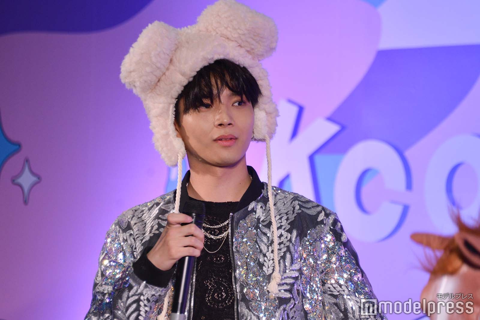 被り物をする中川勝就 （C）モデルプレス